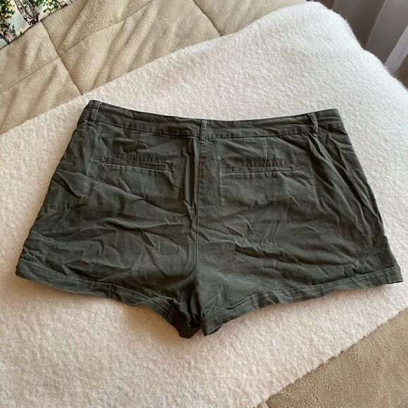 Forever 21+ Forest Green Shorts Size 14 Plus Size - Picture 3 of 6